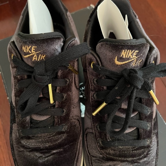 W Nike Velour Air Force 1 ‘07 - Picture 6 of 6